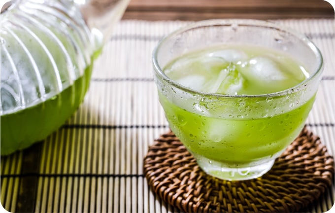 グラスに入った冷たい桑の葉茶